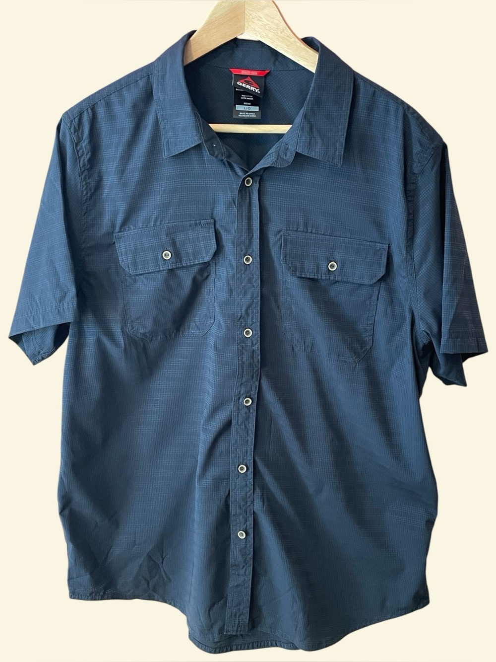 Gerry Men's SZ Large Short Sleeve Button Up Shirt - Navy with a textured design